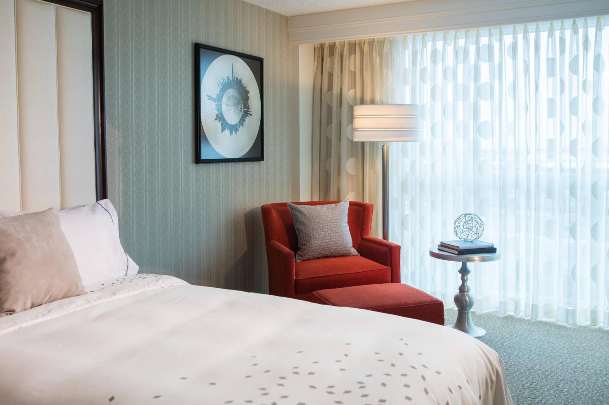 Renaissance Newark Airport 3*