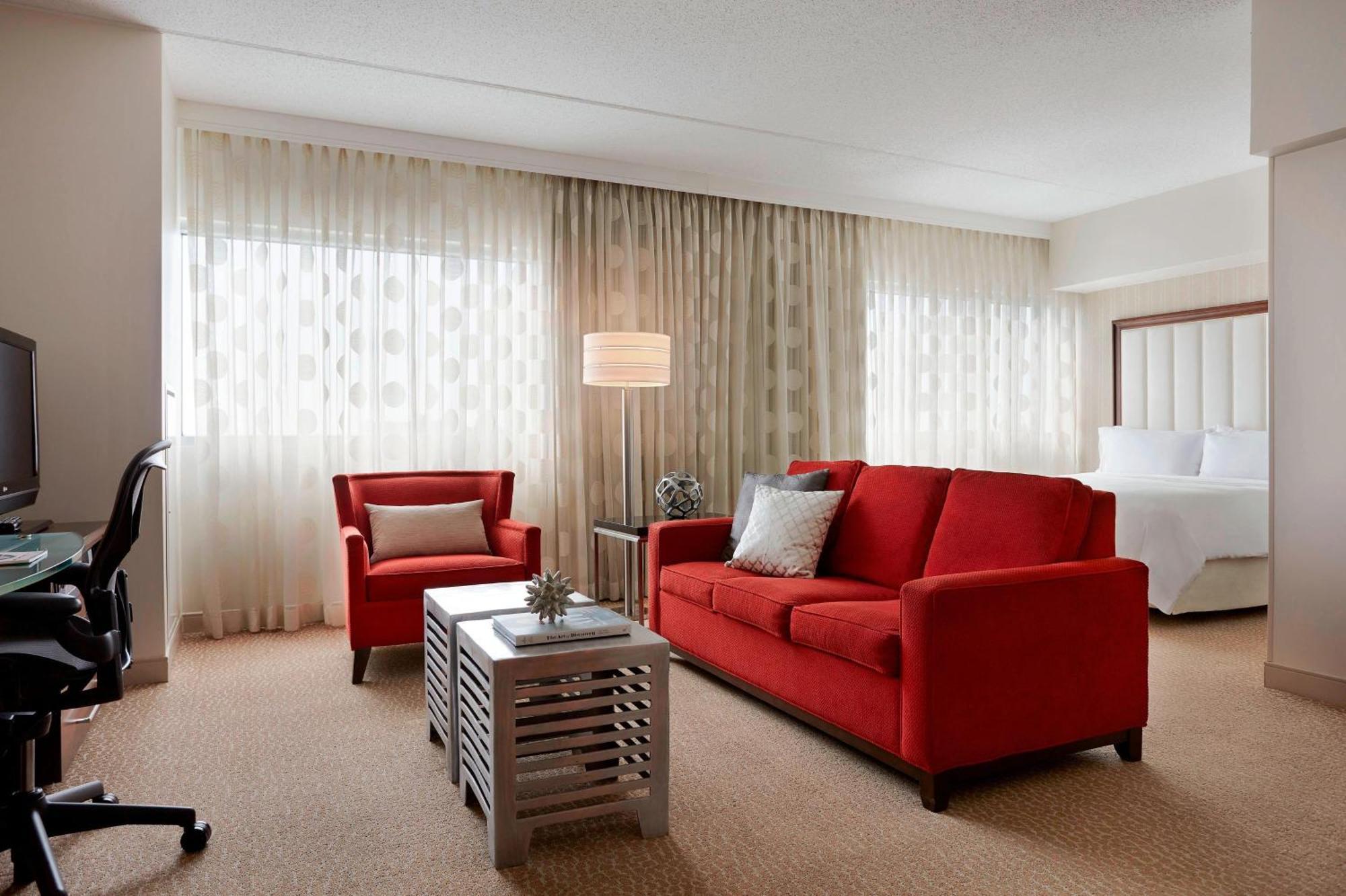 Renaissance Newark Airport 3*