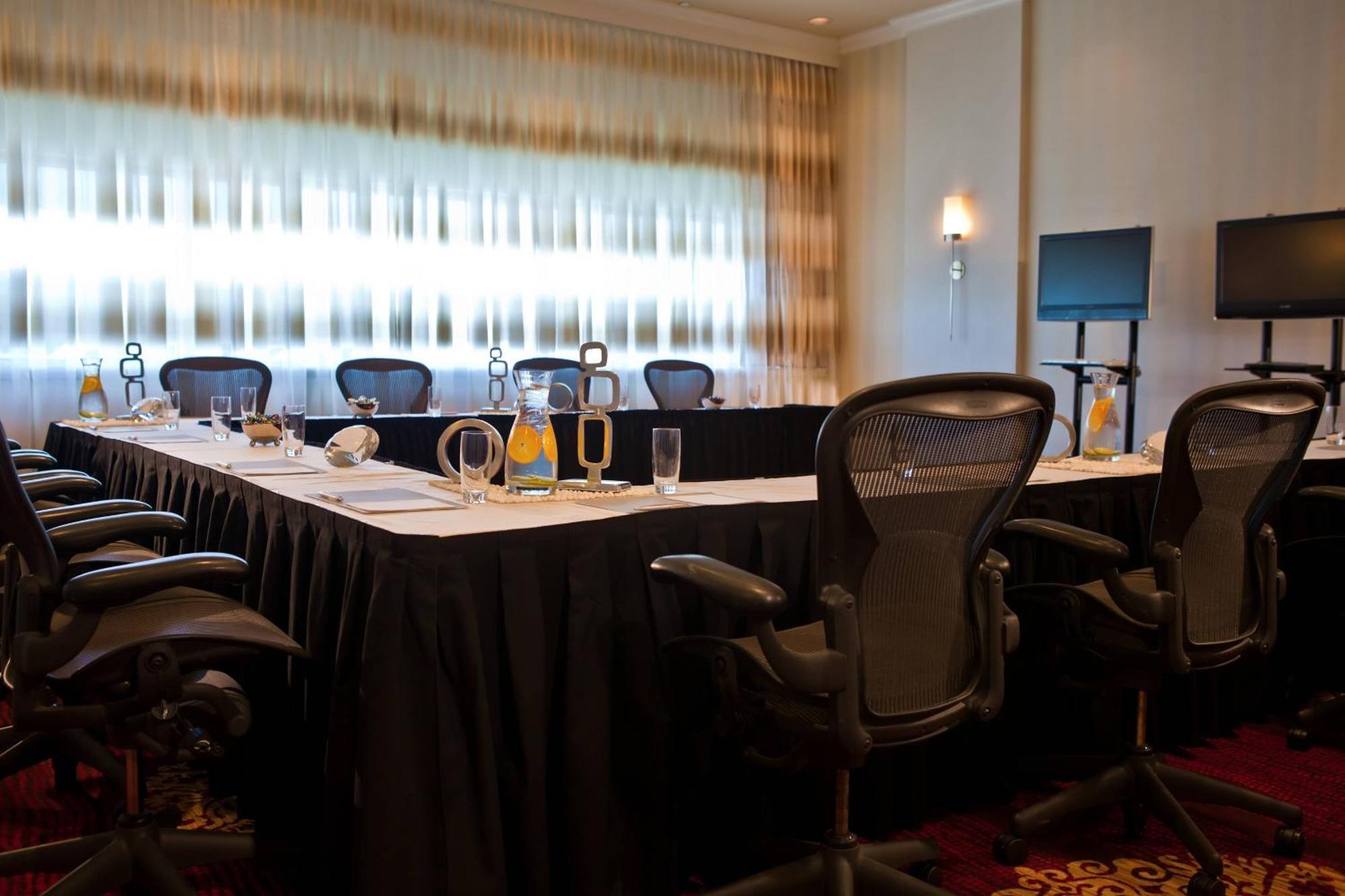 Renaissance Newark Airport Hotel 3*
