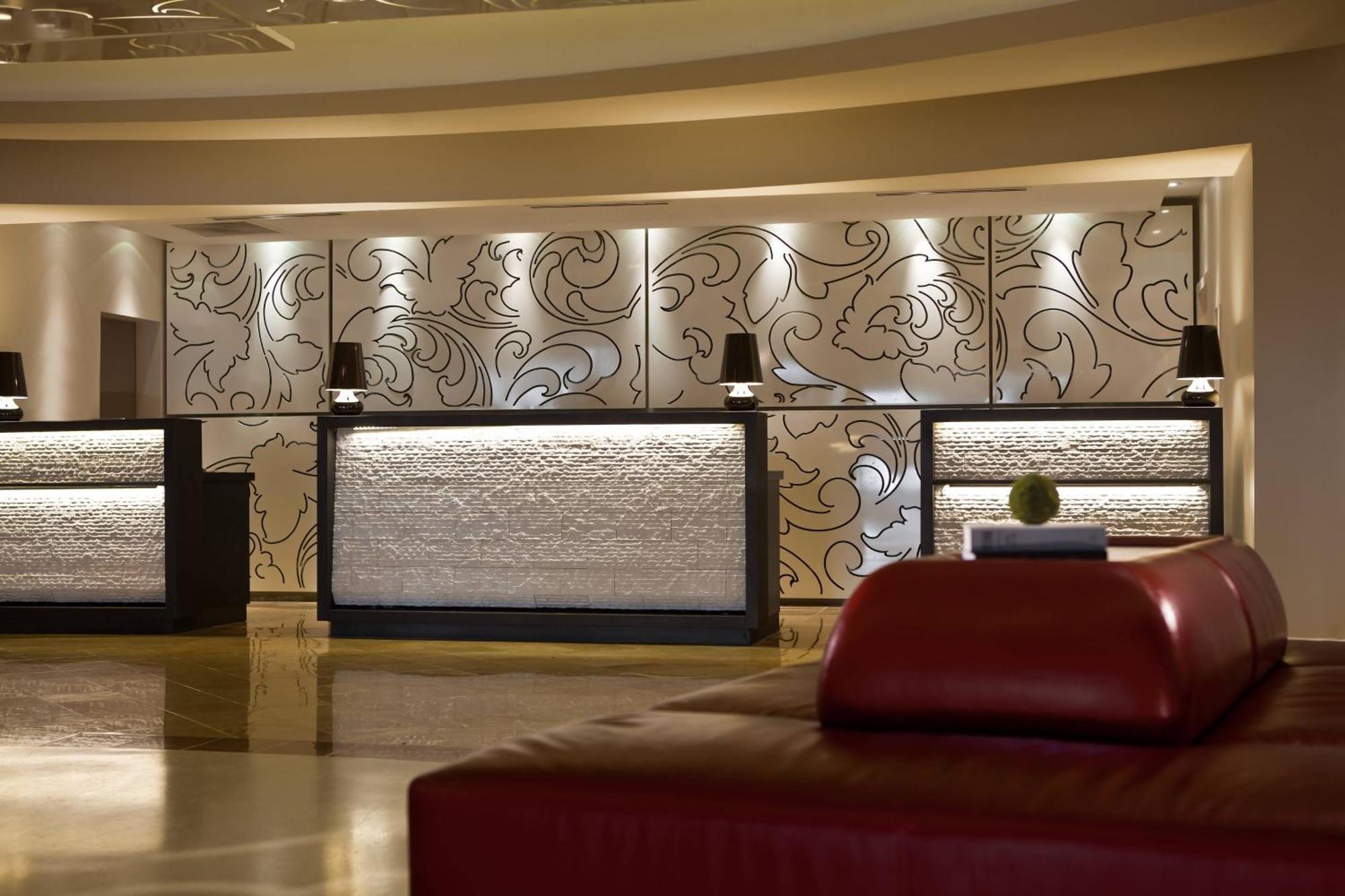 Renaissance Newark Airport 3*